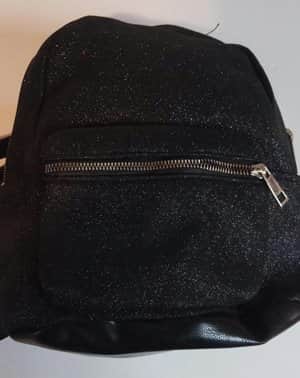 1תיק גב קטן מעוצב